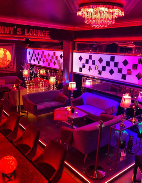 Ronny's Lounge — Hauptbereich mit Kronleuchter und Samtsofas